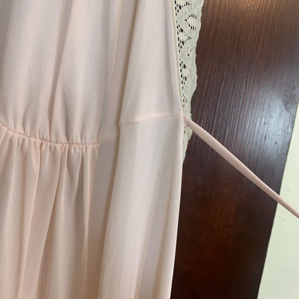 Vintage 70s light pink sleeveless nightgown slip dress with white lace trim - Picture 9 of 9